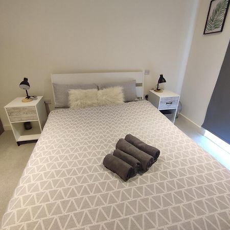 2 Bedroom 2 Bath 1 Ensuite In Roya Asenal Beautiful Views & Parking London Exterior photo