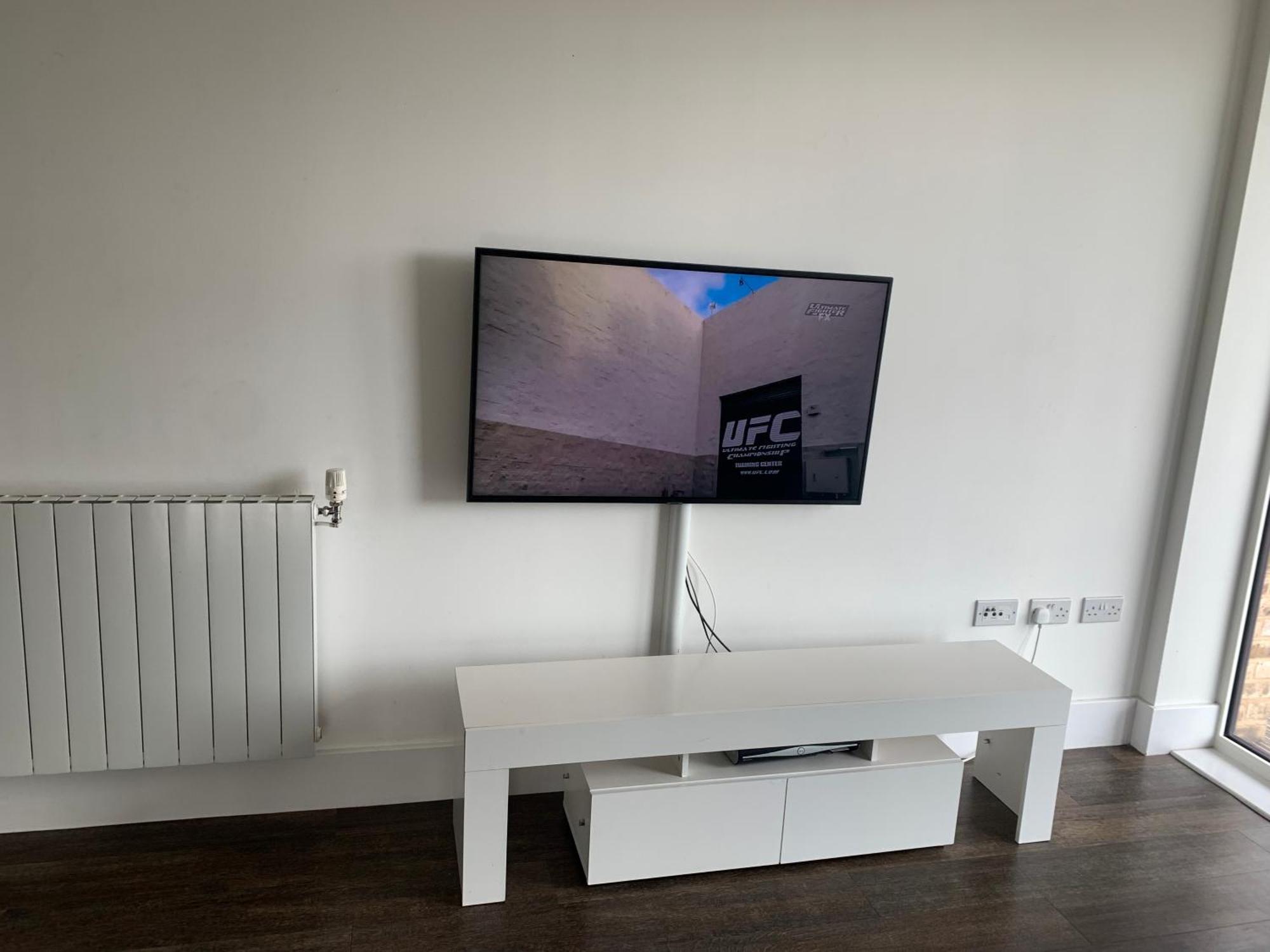 2 Bedroom 2 Bath 1 Ensuite In Roya Asenal Beautiful Views & Parking London Exterior photo