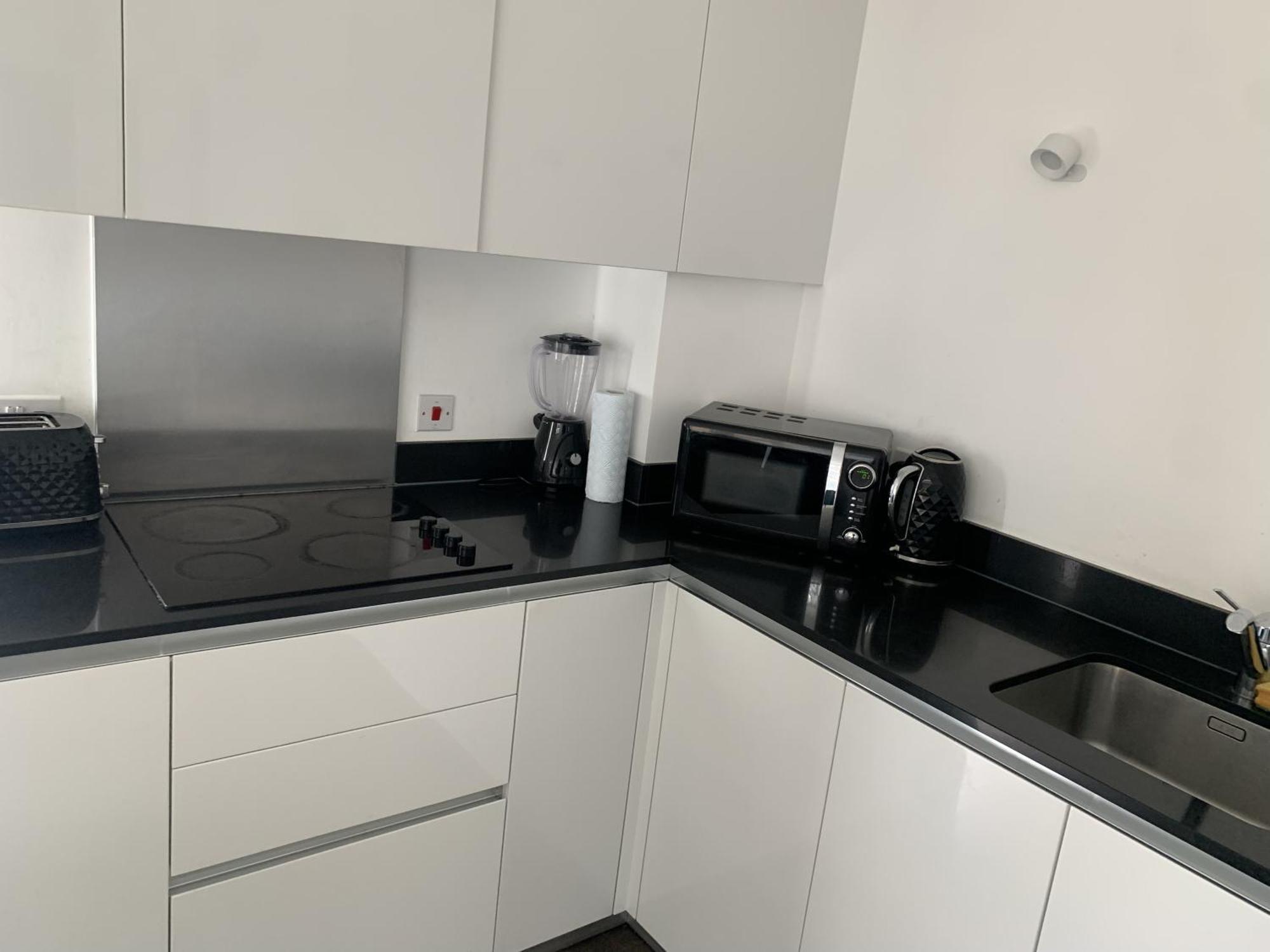 2 Bedroom 2 Bath 1 Ensuite In Roya Asenal Beautiful Views & Parking London Exterior photo