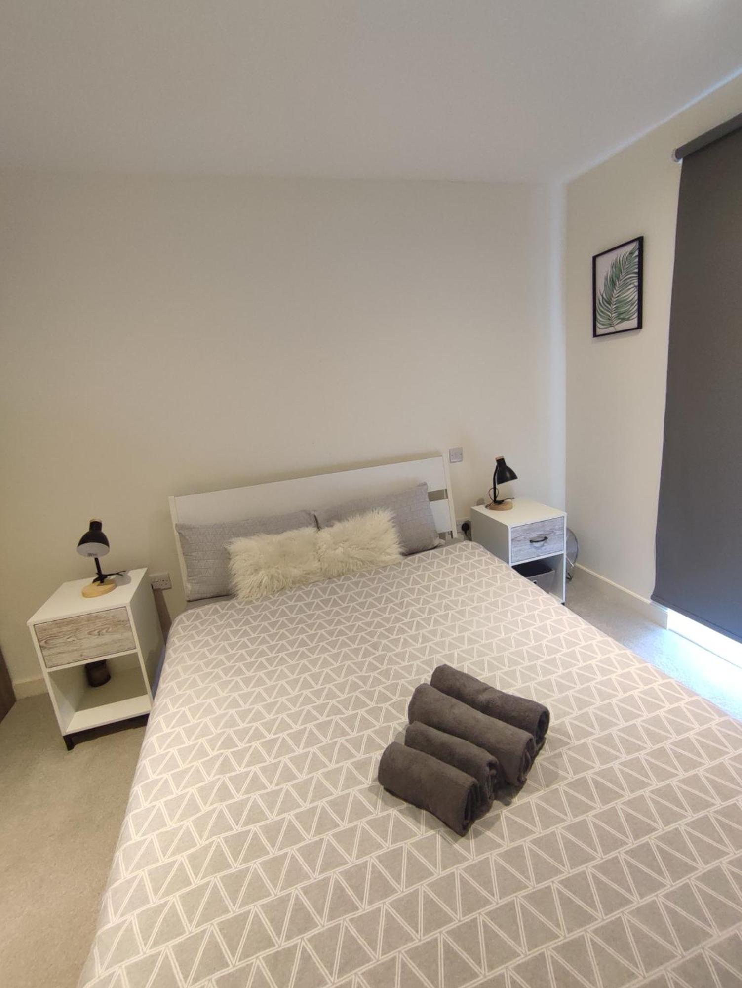 2 Bedroom 2 Bath 1 Ensuite In Roya Asenal Beautiful Views & Parking London Exterior photo