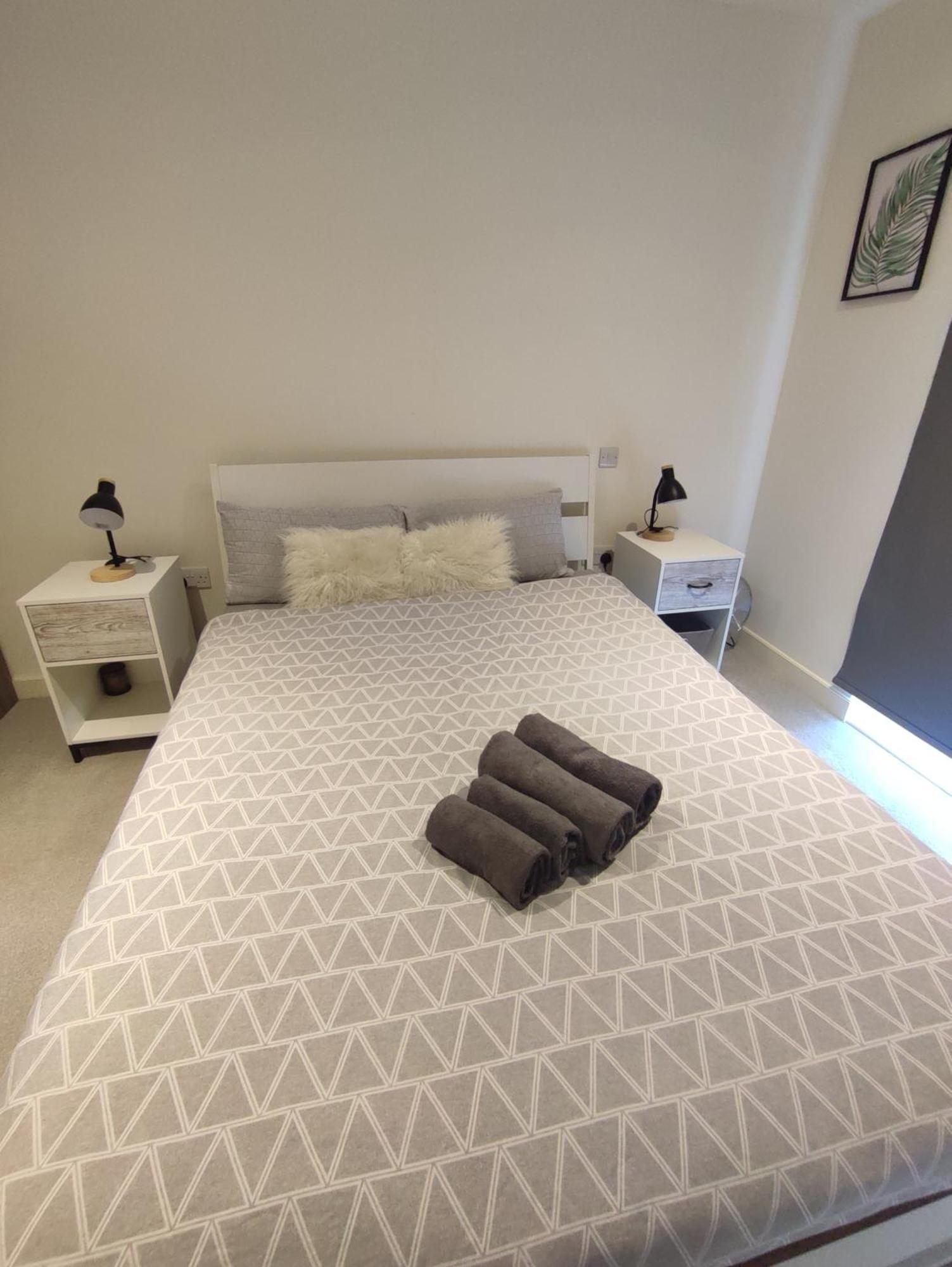 2 Bedroom 2 Bath 1 Ensuite In Roya Asenal Beautiful Views & Parking London Exterior photo